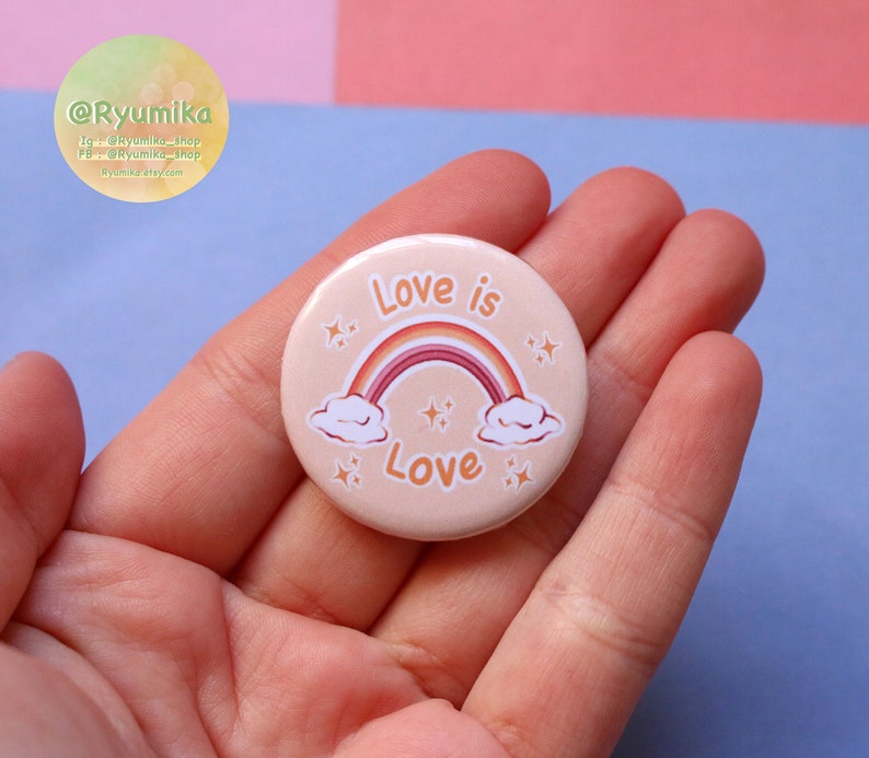Handgefertigtes Abzeichen Zitat Love Is Love LGBT-Illustration Regenbogen-Lesbenflagge Internationaler Tag LGBT-Community Bild 5
