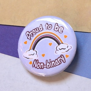 Insignia hecha a mano: Cita "Orgulloso de ser no binario" || Ilustración LGBT con bandera arcoíris de Enby || Día Internacional || Comunidad LGBT