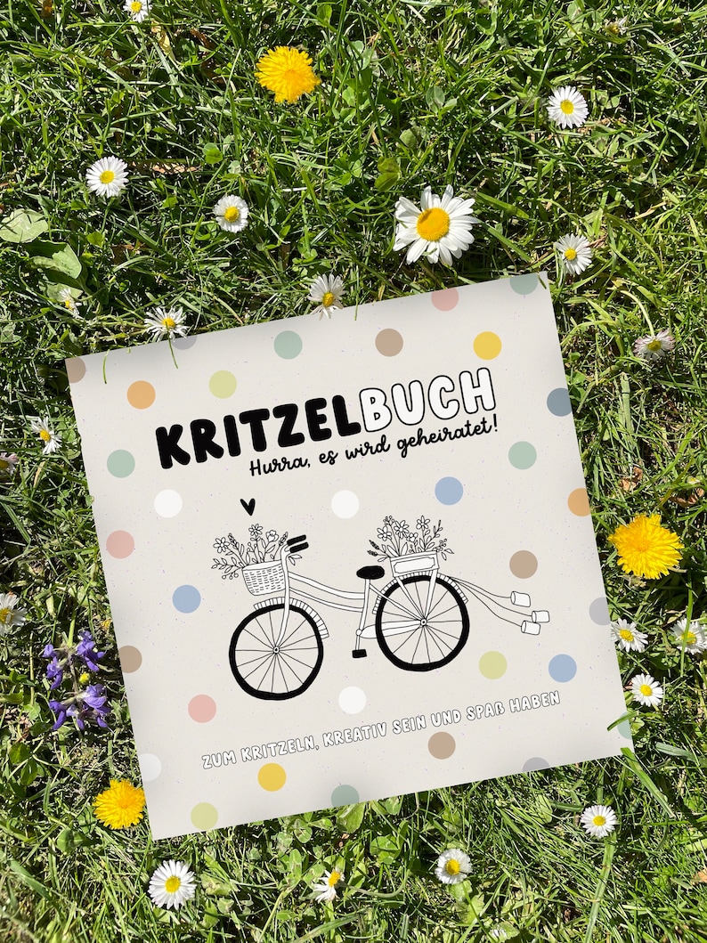 May include: A white card with colorful polka dots and the text "KRITZELBUCH Hurra, es wird geheiratet!"  A black and white illustration of two bicycles with flowers in baskets and streamers attached to the handlebars. The text "ZUM KRITZELN, KREATIV SEIN UND SPAR HABEN" is at the bottom of the card.