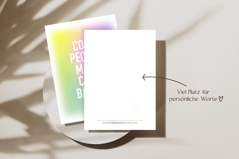 May include: A blank card with a rainbow gradient background and the text "CO PE M C B" on the left side. The card is on a white surface with a shadow. The text "Viel Platz f&uuml;r pers&ouml;nliche Worte" is on the right side of the image.