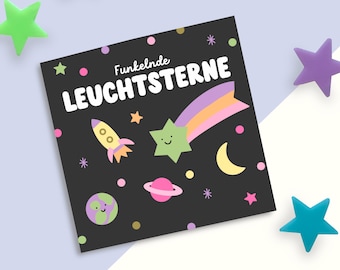 Może przedstawiać: Czarna karta z tekstem "Funkelnde Leuchtsterne" i kolorową ilustracją gwiazd, planet, rakiety i komety. Karta jest otoczona kolorowymi naklejkami w kształcie gwiazd.