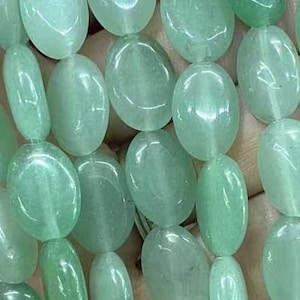 Può includere: Fili di perline di pietra preziosa avventurina verde. Le perline ovali sono traslucide e hanno una leggera iridescenza. Ideali per la creazione di gioielli.
