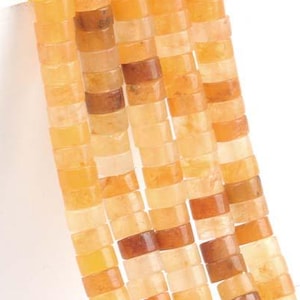 以下が含まれることがあります： オレンジとブラウンの宝石ビーズのストランド。ビーズは円筒形で、滑らかで磨かれた仕上げになっています。