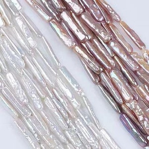 Peut inclure: Deux brins de perles de culture longues, fines et irisées. Un brin est blanc et l'autre est rose pâle.