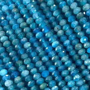 Puede incluir: Una hebra de cuentas de apatita azul, facetadas y redondas, con una forma ligeramente irregular. Las cuentas están enhebradas en un hilo transparente y tienen aproximadamente 4 mm de diámetro.