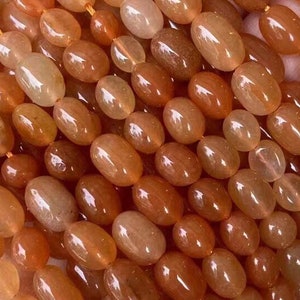 Puede incluir: Una hebra de cuentas de cornalina naranja, cada cuenta tiene forma ovalada y est&aacute; pulida hasta quedar lisa. Las cuentas est&aacute;n enhebradas en un hilo fino y est&aacute;n listas para ser utilizadas en la elaboraci&oacute;n de joyas.