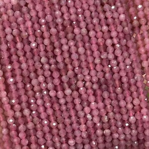 Peut inclure: Un brin de perles de pierres précieuses roses. Les perles sont facettées et de forme ronde. Les perles sont enfilées sur un fil transparent.