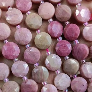 Puede incluir: Una hebra de cuentas de piedras preciosas rosas y beige. Las cuentas son redondas y facetadas, con un acabado liso y pulido. Las cuentas están enhebradas en un cordón elástico transparente.