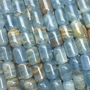 Może przedstawiać: Szereg jasnoniebieskich i brązowych koralików z kamieni szlachetnych. Koraliki są fasetowane i mają gładkie, polerowane wykończenie. Koraliki są nawleczone na cienki, przezroczysty sznurek.