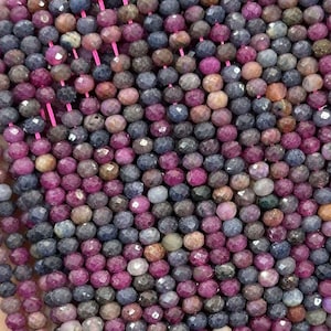 Puede incluir: Una hebra de cuentas de piedras preciosas facetadas en tonos de rosa, morado y azul. Las cuentas son pequeñas y redondas, y están enhebradas en un hilo transparente. Las cuentas están dispuestas en un patrón aleatorio y crean una hermosa y colorida exhibición.