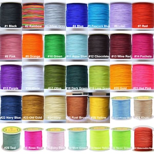Puede incluir: Una colecci&oacute;n de 35 carretes de cord&oacute;n de algod&oacute;n encerado en varios colores, incluyendo negro, arco&iacute;ris, gris plateado, azul, azul pavo real, lila, rojo, rosa, naranja, verde, azul aguamarina, chocolate, rojo vino, fucsia, morado, blanco, oliva, verde oscuro, verde lima, dorado, rosa intenso, azul marino, oro viejo, marfil, marr&oacute;n &oacute;xido, amarillo, azul aciano, caqui, azul verdoso, rojo rosa, rosa beb&eacute;, verde menta, amarillo ne&oacute;n, verde ne&oacute;n y rojo sand&iacute;a. Cada carrete est&aacute; etiquetado con un n&uacute;mero y un nombre de color.