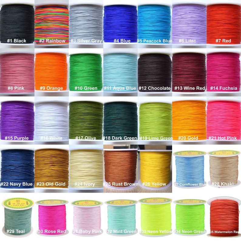 Puede incluir: Una colecci&oacute;n de 35 carretes de cord&oacute;n de algod&oacute;n encerado en varios colores, incluyendo negro, arco&iacute;ris, gris plateado, azul, azul pavo real, lila, rojo, rosa, naranja, verde, azul aguamarina, chocolate, rojo vino, fucsia, morado, blanco, oliva, verde oscuro, verde lima, dorado, rosa intenso, azul marino, oro viejo, marfil, marr&oacute;n &oacute;xido, amarillo, azul aciano, caqui, azul verdoso, rojo rosa, rosa beb&eacute;, verde menta, amarillo ne&oacute;n, verde ne&oacute;n y rojo sand&iacute;a. Cada carrete est&aacute; etiquetado con un n&uacute;mero y un nombre de color.