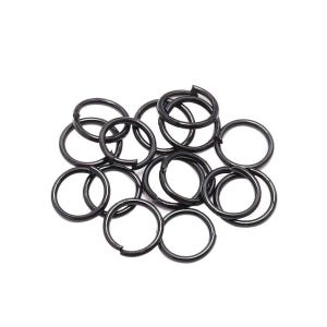 Peut inclure: Un ensemble de petits anneaux fendus en m&eacute;tal noir, dispers&eacute;s sur un fond blanc. Ces anneaux circulaires sont fendus, ce qui permet de les ouvrir et de les fermer. Ils sont probablement utilis&eacute;s pour des porte-cl&eacute;s ou la fabrication de bijoux.