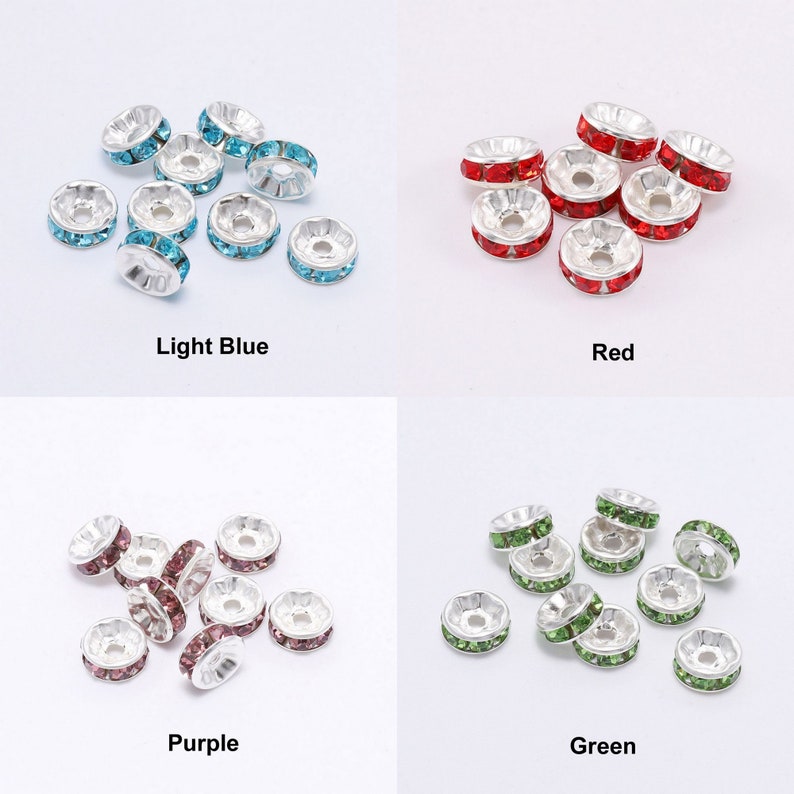 Pu&ograve; includere: Assortimento di cappucci per perline argentati con strass di diversi colori. I colori includono azzurro, rosso, viola e verde.