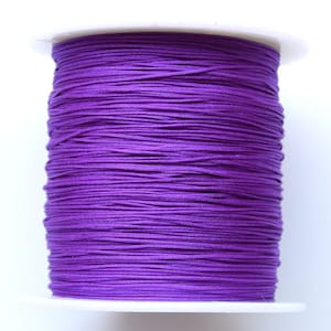 Puede incluir: Un carrete de cord&oacute;n encerado morado, perfecto para hacer joyas o manualidades.