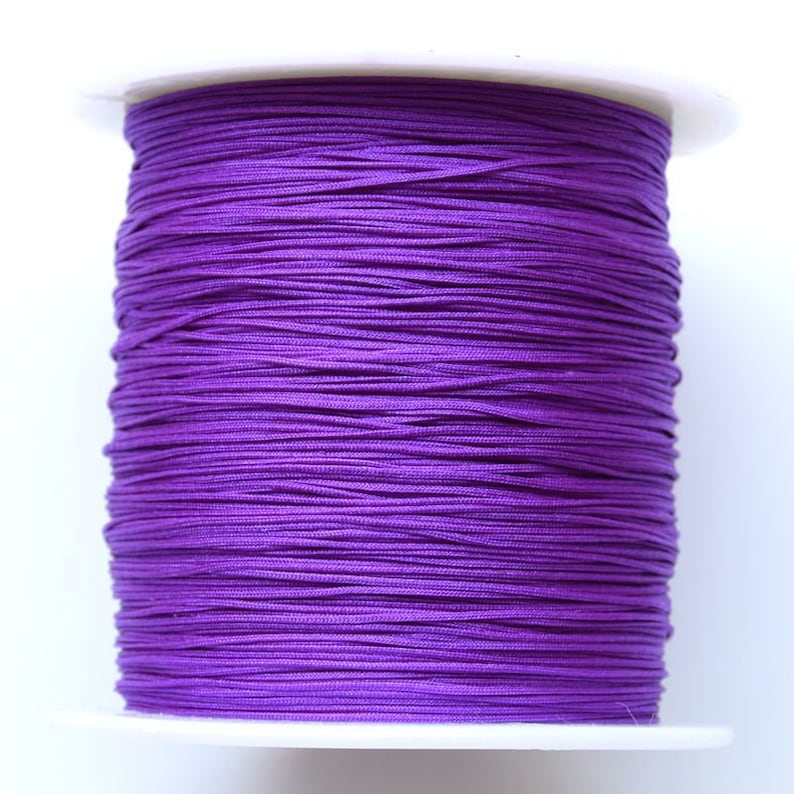 Puede incluir: Un carrete de cord&oacute;n encerado morado, perfecto para hacer joyas o manualidades.