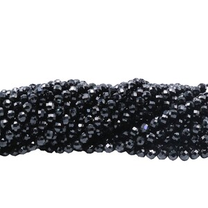 Peut inclure: Un brin de perles de pierres pr&eacute;cieuses facett&eacute;es noires. Les perles sont rondes et ont une finition brillante et polie.