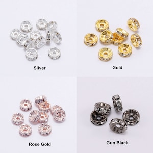 Pu&ograve; includere: Assortimento di 10 cappucci per perline in quattro colori diversi: argento, oro, oro rosa e nero opaco. Ogni cappuccio per perline &egrave; decorato con una fila di strass trasparenti.