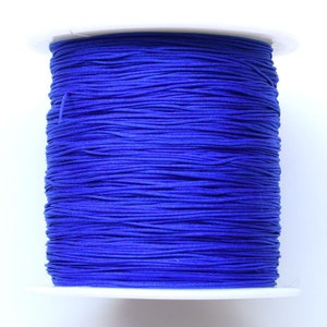 Puede incluir: Un carrete de cord&oacute;n el&aacute;stico azul real. El cord&oacute;n est&aacute; enrollado firmemente alrededor del carrete.