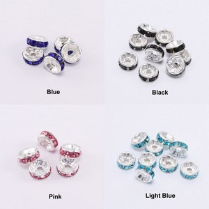 Pu&ograve; includere: Assortimento di cappucci per perline color argento con strass di diversi colori. I colori includono blu, nero, rosa e azzurro.