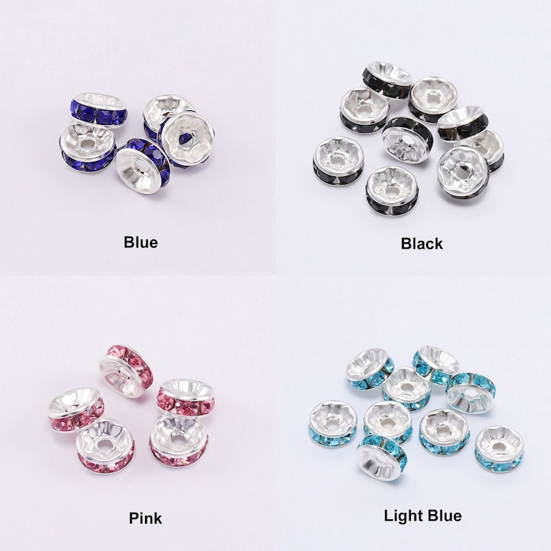 Pu&ograve; includere: Assortimento di cappucci per perline color argento con strass di diversi colori. I colori includono blu, nero, rosa e azzurro.