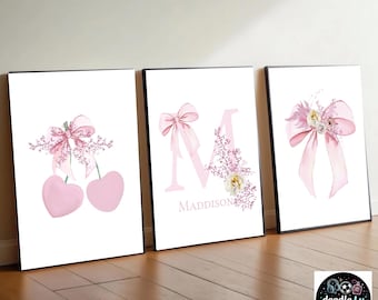 Gepersonaliseerde strik- en kersenprintset | Roze glitter muurkunst | Aangepaste naam eerste afdrukken | Set van 3 meisjesslaapkamerdecoratie