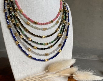 Collier ras du cou Gemmes en pierres fines et perles dorées à l’or fin