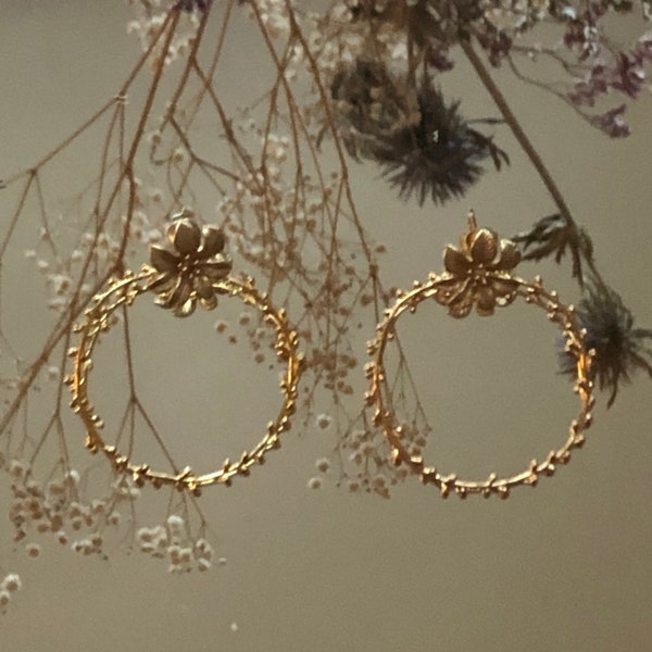 Botanic earrings, large ring and gold-plated flower chip