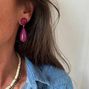 Boucles d'oreille Précieuse, goutte et cabochon en résine violine