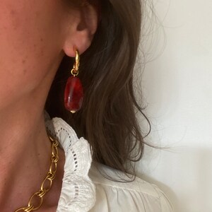 June half creoles in brass and resin Rouge foncé