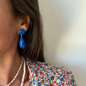 Boucles d'oreille Précieuse, goutte et cabochon en résine bleu denim