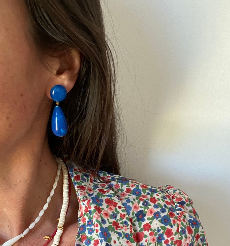 Boucles d'oreille Précieuse, goutte et cabochon en résine bleu denim