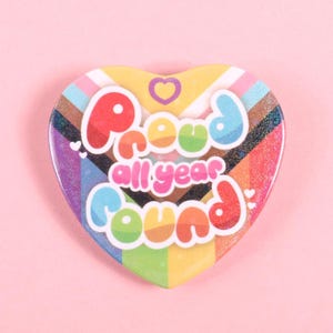 Puede incluir: Una taza de cerámica blanca con un asa negra y el texto "But First, Coffee" en un estilo manuscrito. La taza está sobre una superficie blanca. La taza mide aproximadamente 10 cm de alto.