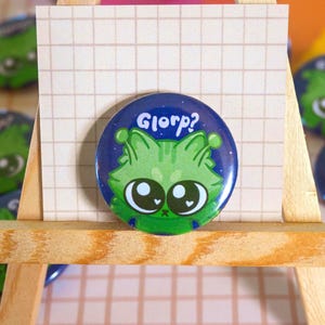 エイリアンキャット Glorp 32 mm 光沢バッジ | Ionzy's Studio