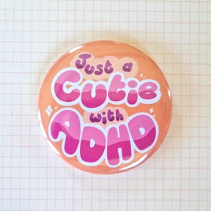 Insignia de botón grande de 58 mm con mensaje "ADHD Cutie" / Ionzy's Studio