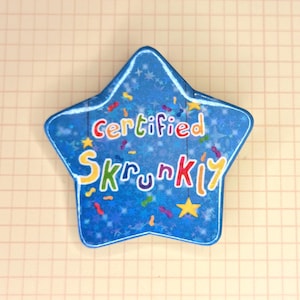 Zertifizierter Skrunkly Sternförmiger 58 mm holografischer Knopfabzeichen | Ionzys Atelier