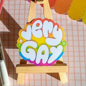 Pegatina de vinilo brillante de 6,35 cm "Muy Gay Queer" / Ionzy's Studio