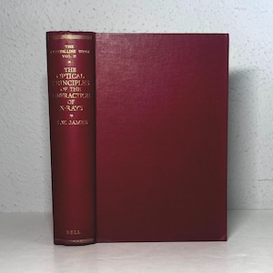Könnte beinhalten: Ein burgunderfarbenes Hardcover-Buch mit goldenen Lettern auf dem Rücken. Der Titel lautet "The Optical Principles of the Diffraction of X-Rays" von R.W. James. Das Buch ist Teil der Reihe "The Crystalline State", Band II.