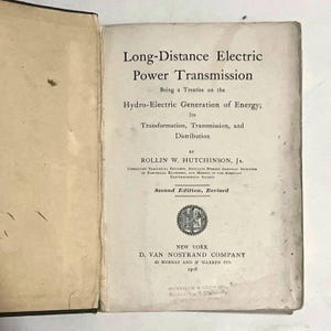 Puede incluir: Un libro antiguo titulado "Long-Distance Electric Power Transmission" de Rollin W. Hutchinson, Jr. El libro es un tratado sobre la generación hidroeléctrica de energía, su transformación, transmisión y distribución. Es la segunda edición, revisada, y fue publicada en 1908 por D. Van Nostrand Company en Nueva York.