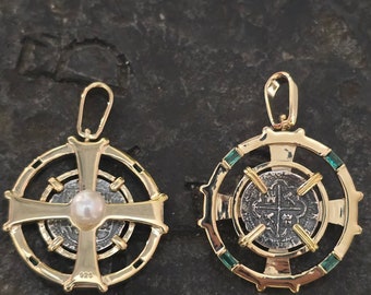 Op de afbeelding: Twee gouden hangers met een zilveren munt in het midden. De ene hanger heeft een parel in het midden van de munt en de andere heeft groene emaille rond de munt.