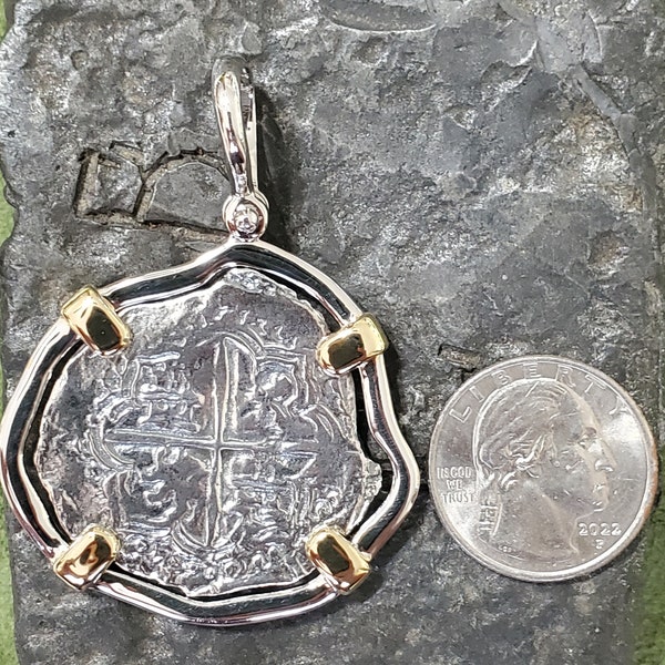 Colgante de moneda de plata Atocha, marco de plata de ley vermeil.