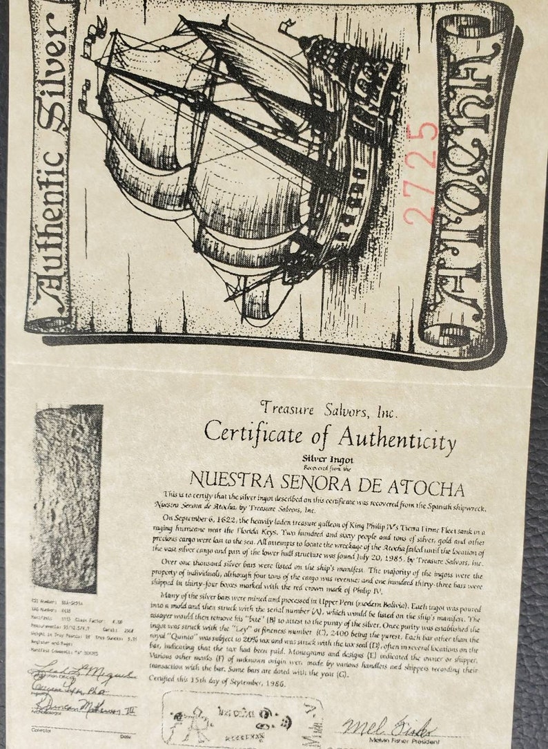 K&ouml;nnte beinhalten: Ein Echtheitszertifikat f&uuml;r einen Silberbarren, der aus dem Wrack der Nuestra Se&ntilde;ora de Atocha geborgen wurde. Das Zertifikat zeigt eine Schwarzwei&szlig;illustration des Schiffes und enth&auml;lt den Text "Nuestra Se&ntilde;ora de Atocha" und "Treasure Salvors, Inc."