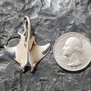 Sterling silver manta ray high polished pendant