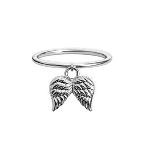 Op de afbeelding: Een zilveren ring met een paar gedetailleerde engelen vleugels die aan de band hangen. De vleugels zijn ingewikkeld ontworpen en tonen individuele veerd details. De ring heeft een gepolijst, reflecterend oppervlak.