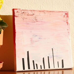 Peut inclure: Peinture abstraite sur toile avec un fond rose et blanc et des lignes verticales noires en bas.