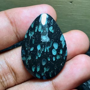 Cabujón amigdaloidal: piedra preciosa natural de la isla de Java (35 x 24 x 6 mm)