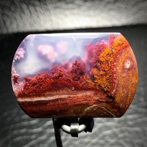 Cabochon di agata muschiata panoramica: pietra preziosa naturale dell'isola di Giava (38x26x6 mm)