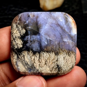 Puede incluir: Una bandeja de servir de madera hecha a mano con un acabado natural. La bandeja tiene forma rectangular con esquinas redondeadas y dos asas talladas. La veta de la madera es visible, lo que añade encanto rústico. Dimensiones: aproximadamente 40 cm de largo y 25 cm de ancho.
