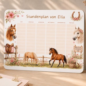 Könnte beinhalten: Ein rechteckiges, weißes Stundenplan-Board mit der Aufschrift Stundenplan von Ella, verziert mit Illustrationen von Pferden, einem Sattel, Blumen und einem Hufeisen. Das Raster enthält Spalten von Montag bis Freitag sowie ein Holzschild mit der Aufschrift Pferdeliebe ist die schönste LIEBE.