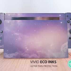 Puede incluir: Una piel para consola Nintendo Switch con temática de galaxia en color morado y rosa con un diseño de nube blanca. La piel es ultradelgada y está hecha con tintas ecológicas. VIVID ECO INKS ULTRA THIN PROTECTION